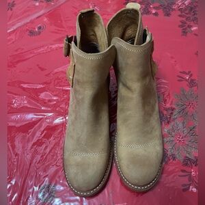 Timberland Boot Company Suede Ankle boots Womens Size 8 M  Excellent Condition